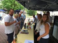 Viele Helfer/innen von Rotary Club Osterholz-Scharmbeck und Lions Club Osterholz halfen fleißig bei der Getränkeausgabe, um die leckeren Tropfen an den Mann oder die Frau zu bringen.  Foto: eb