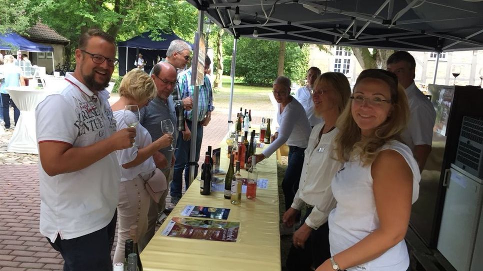 Viele Helfer/innen von Rotary Club Osterholz-Scharmbeck und Lions Club Osterholz halfen fleißig bei der Getränkeausgabe, um die leckeren Tropfen an den Mann oder die Frau zu bringen.  Foto: eb