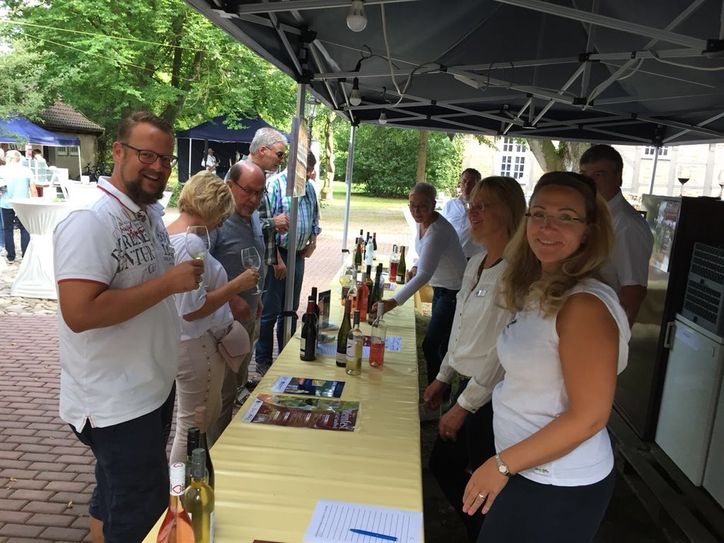 Viele Helfer/innen von Rotary Club Osterholz-Scharmbeck und Lions Club Osterholz halfen fleißig bei der Getränkeausgabe, um die leckeren Tropfen an den Mann oder die Frau zu bringen.  Foto: eb