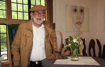 Bildhauer und Maler Lothar Behrmann, besser in der Kunstszene „House“ bekannt, kann sich vorstellen, die Tradition des  Künstlerbahnhofs weiter fortzuführen.  Foto: ls