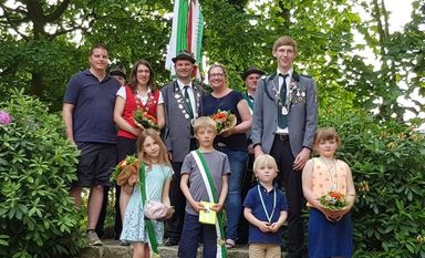 Hinter den Ebersdorfern liegt ein erfolgreiches Schützenfestwochenende. Mit viel Spaß und tollen Schießwettbewerben wurde die neue Königsfamilie ermittelt. Ab sofort regieren in Ebersdorf: Königin Catharina Nöppert; König Jörg Schröder; Jugendkönig Jannek Heinbockel; Kinderkönig Matheo Nöppert; Kinderkönigin Olivia Kuriata; Prinzessin Felina Wintjen und Prinz Mathes Kästner.
Foto: eb