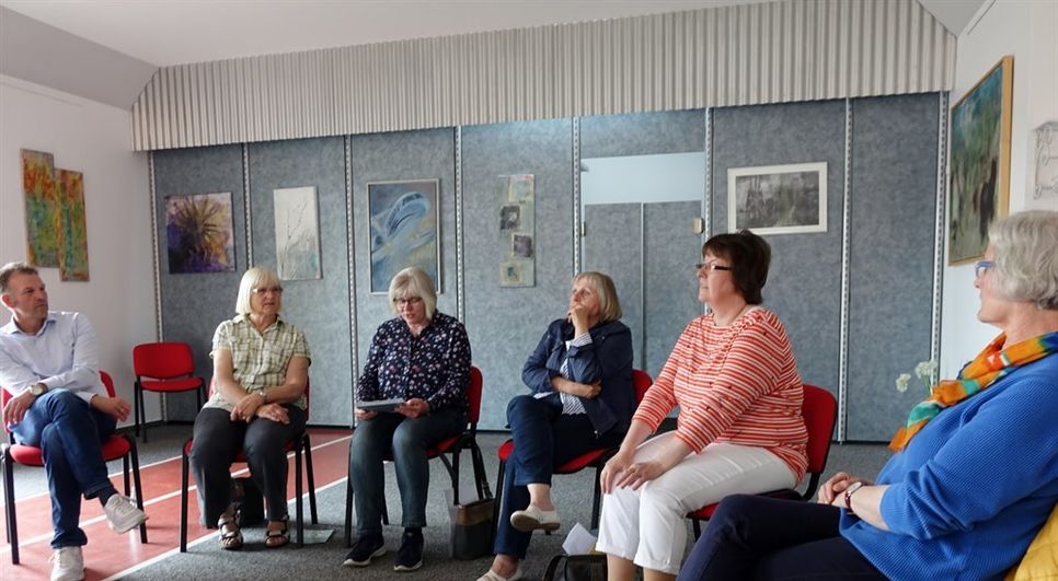 Geschichten aus dem Leben von Anka Hüchting und Renate Kiekebusch. Beim Vorleseprogramm der Beverstedter Landfrauen im Marien-Treff wurde in plattdeutsch vorgelesen.  Foto: khe