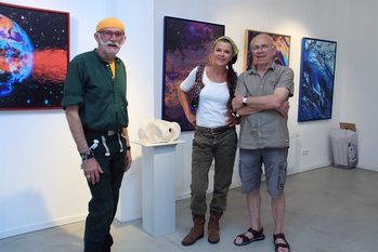 Der Künstler „House“ (l.) zeigt Filigranes in der ansonsten farbenkräftigen Ausstellung, die vom Team der Mühle Malstedt Kunstwerkstatt, hier vertreten durch Tina Abich und Siegfried Krön, zusammengestellt wurde.  Foto: ls