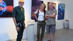 Der Künstler „House“ (l.) zeigt Filigranes in der ansonsten farbenkräftigen Ausstellung, die vom Team der Mühle Malstedt Kunstwerkstatt, hier vertreten durch Tina Abich und Siegfried Krön, zusammengestellt wurde.  Foto: ls