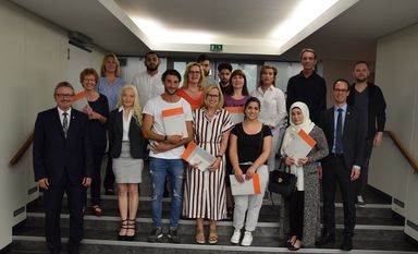 Landrat Bernd Lütjen und Dezernent Dominik Vinbruck mit den Neubürgerinnen und Neubürgern. Foto: eb