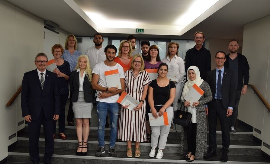 Landrat Bernd Lütjen und Dezernent Dominik Vinbruck mit den Neubürgerinnen und Neubürgern. Foto: eb