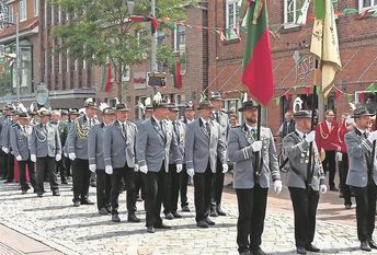 Sowohl am Samstag, Sonntag als auch Montag führen die Festumzüge der Schützengesellschaft durch die Ostestadt. Fotos: Archiv/sla