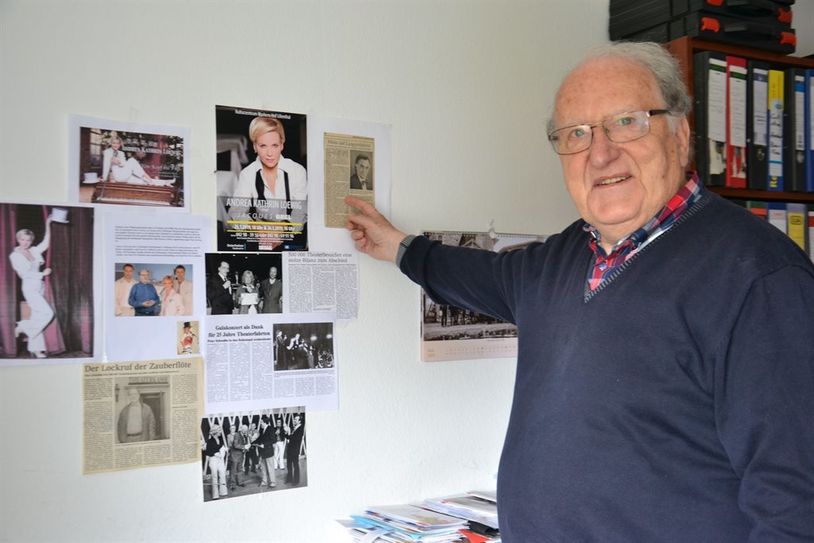 Peter Schwalbes Büro ist voll mit Ordnern und Dias. An der Wand hängen Erinnerungen älterer und jüngerer Veranstaltungen. Foto: ui