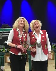 Links die Vizekönigin Susanne Bruns und neben ihr die Königin Andrea Junike.  Foto: eb