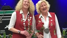 Links die Vizekönigin Susanne Bruns und neben ihr die Königin Andrea Junike.  Foto: eb