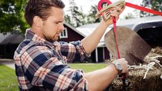 Wer Gartenabfälle wegfährt, sollte diese während der Fahrt gut sichern, um Unfälle zu vermeiden.
 Foto: djd/Quickloader