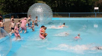 Wochenend und Sonnenschein.  Das Anbaden im historischen Badeaoutfit sorgte für große Begeisterung im Bokeler Waldbad. Foto: khe