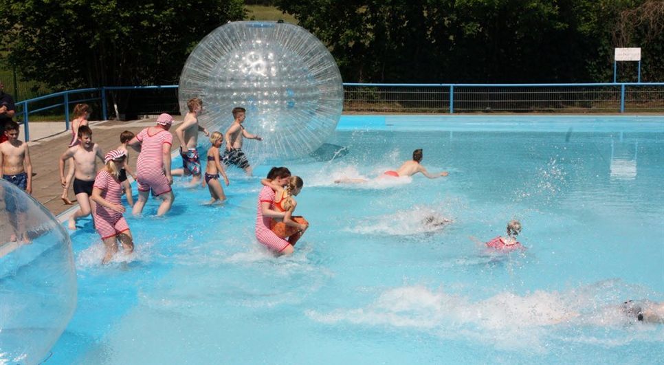 Wochenend und Sonnenschein.  Das Anbaden im historischen Badeaoutfit sorgte für große Begeisterung im Bokeler Waldbad. Foto: khe