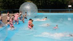 Wochenend und Sonnenschein.  Das Anbaden im historischen Badeaoutfit sorgte für große Begeisterung im Bokeler Waldbad. Foto: khe