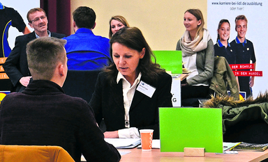 Beim Azubi-Speeddating in der Stadthalle haben zukünftige Auszubildende und potenzielle Arbeitgeber die Möglichkeit, sich in kurzen Gesprächen kennenzulernen. Foto: Archiv/ek