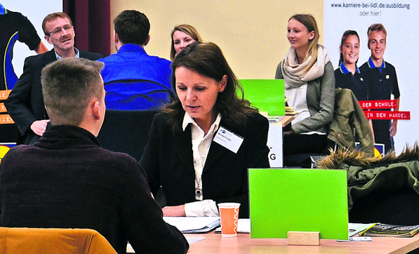 Beim Azubi-Speeddating in der Stadthalle haben zukünftige Auszubildende und potenzielle Arbeitgeber die Möglichkeit, sich in kurzen Gesprächen kennenzulernen. Foto: Archiv/ek