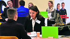 Beim Azubi-Speeddating in der Stadthalle haben zukünftige Auszubildende und potenzielle Arbeitgeber die Möglichkeit, sich in kurzen Gesprächen kennenzulernen.  Foto: Archiv/ek