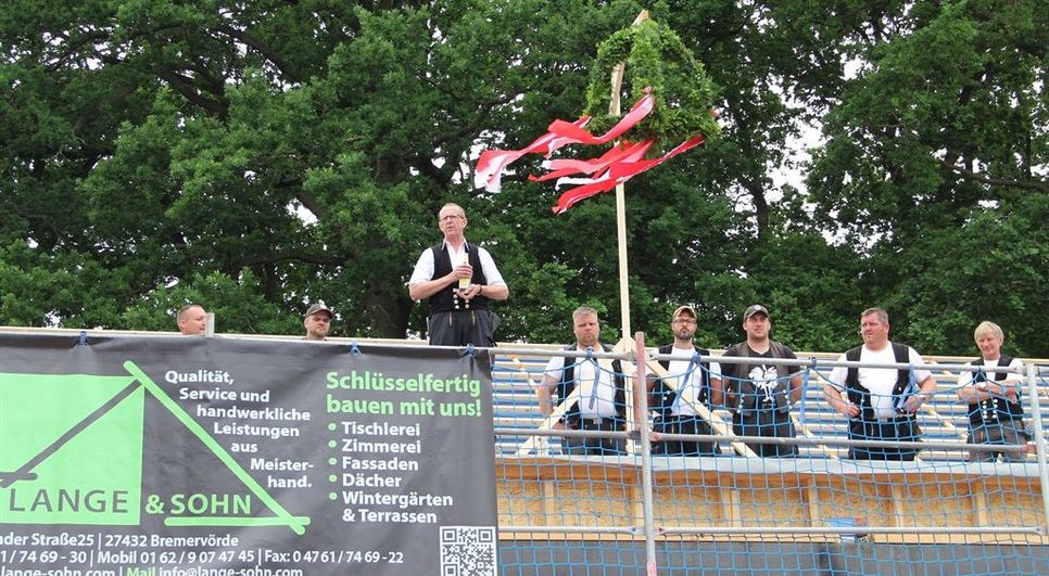 Mit zünftigem Richtspruch weihten die Zimmerleute zum Richtfest den Neubau der Tagespflege des DRK in der Ortsmitte von Bevern ein. Zum Ende des Jahres rechnen die Verantwortlichen mit der Fertigstellung des Gebäudekomplexes.   Foto: ue