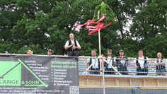 Mit zünftigem Richtspruch weihten die Zimmerleute zum Richtfest den Neubau der Tagespflege des DRK in der Ortsmitte von Bevern ein. Zum Ende des Jahres rechnen die Verantwortlichen mit der Fertigstellung des Gebäudekomplexes.   Foto: ue