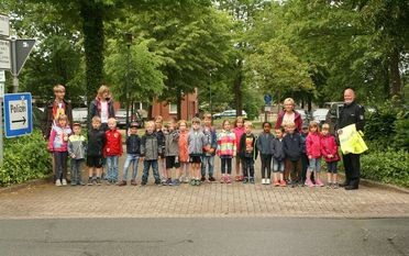 Polizeihauptkommissar Dirk Reese gab den zukünftigen Lamstedter Schulanfängern nützliche Tipps für das Verhalten auf dem Schulweg.  Foto: sla