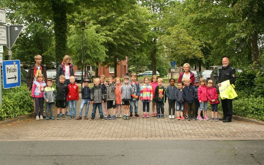 Polizeihauptkommissar Dirk Reese gab den zukünftigen Lamstedter Schulanfängern nützliche Tipps für das Verhalten auf dem Schulweg.  Foto: sla