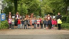 Polizeihauptkommissar Dirk Reese gab den zukünftigen Lamstedter Schulanfängern nützliche Tipps für das Verhalten auf dem Schulweg.  Foto: sla