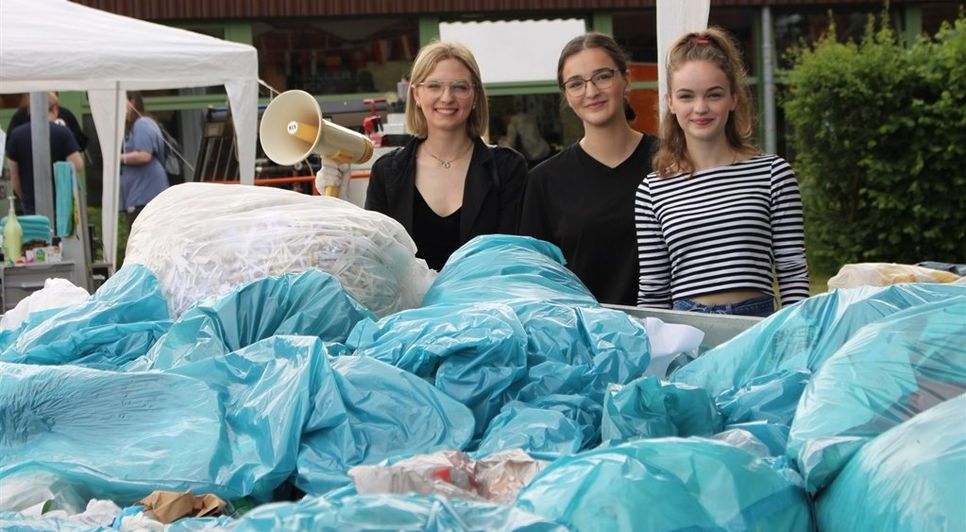 Mila, Hayriye und Lucia sammelten in einer Geheimaktion in Absprache mit den Putzkräften fünf Tage lang den Müll der Klassenräume, der einen großen Anhänger füllte, maßgeblich mit Plastikmüll. Die Schülerinnen mobilisierten am Messetag ihre Mitschüler/innen, gemeinsam den Müll zu trennen, sodass sie das auch in Zukunft machen. Bisher wird kein Müll in den Klassen getrennt.   Foto: eb