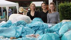 Mila, Hayriye und Lucia sammelten in einer Geheimaktion in Absprache mit den Putzkräften fünf Tage lang den Müll der Klassenräume, der einen großen Anhänger füllte, maßgeblich mit Plastikmüll. Die Schülerinnen mobilisierten am Messetag ihre Mitschüler/innen, gemeinsam den Müll zu trennen, sodass sie das auch in Zukunft machen. Bisher wird kein Müll in den Klassen getrennt.   Foto: eb
