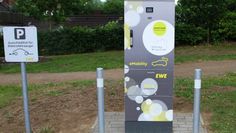 Ab sofort können Elektrofahrzeuge an der Ladestation auf dem großen Parkplatz in der Bergstraße aufgetankt werden. Foto: mr