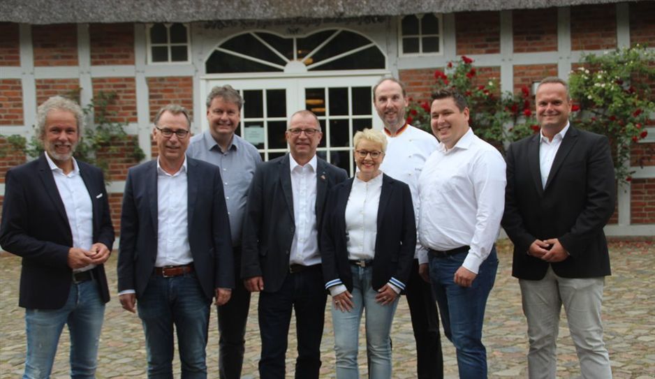 Die beiden Pächter Thomas Tiedemann und Edo Neumann, der N &amp; E-Aufsichtsratsvorsitzende Frank Pingel, Bürgermeister Detlev Fischer, Gunda Daub, Bernd Facktor und Niklas Bünting, die über eine langjährige gastronomische Kompetenz in Führungspositionen verfügen, sowie N &amp; E Geschäftsführer Sascha Doege (v.l.).  Foto: im