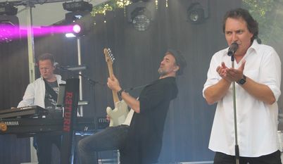 Party total auf der Vörder Seebühne. Die Showband „Return“ zog alle musikalischen Register. Das Publikum in bester Feierlaune war begeistert.  Foto: im