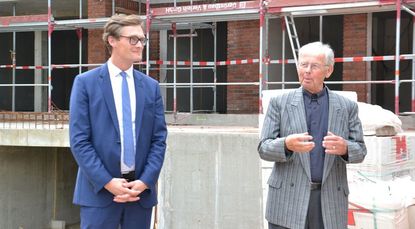Bürgermeister Kristian Tangermann (links) und Hans Adolf Cordes von der Lilienthaler Kunststiftung beim Richtfest. (Bild oben)
In diesem roten Klinkerbau in Trupe werden 18 Wohneinheiten in unterschiedlichen Größen entstehen (rechts). Fotos: ui