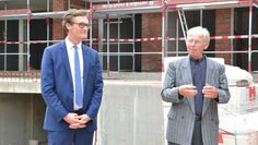 Bürgermeister Kristian Tangermann (links) und Hans Adolf Cordes von der Lilienthaler Kunststiftung beim Richtfest. (Bild oben)
In diesem roten Klinkerbau in Trupe werden 18 Wohneinheiten in unterschiedlichen Größen entstehen (rechts).  Fotos: ui