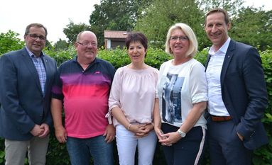 Beisitzer Uwe Hansmann, der zweite Vorsitzende Burkhard Oetjen, Kassenwartin Martina Dammann, WIR-Geschäftsstellenleiterin Anja Dähncke und der erste Vorsitzende Sven Behrens nach den Wahlen.
Foto: ui