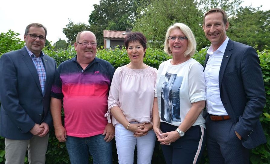 Beisitzer Uwe Hansmann, der zweite Vorsitzende Burkhard Oetjen, Kassenwartin Martina Dammann, WIR-Geschäftsstellenleiterin Anja Dähncke und der erste Vorsitzende Sven Behrens nach den Wahlen.
 Foto: ui