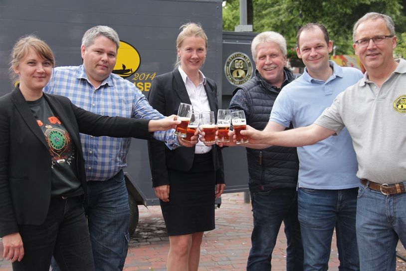 Veranstalter und Sponsoren durften vorab schon einmal eine der Spezialitäten aus der Osterholzer Hausbrauerei probieren.  Foto: jm