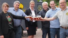 Veranstalter und Sponsoren durften vorab schon einmal eine der Spezialitäten aus der Osterholzer Hausbrauerei probieren.  Foto: jm