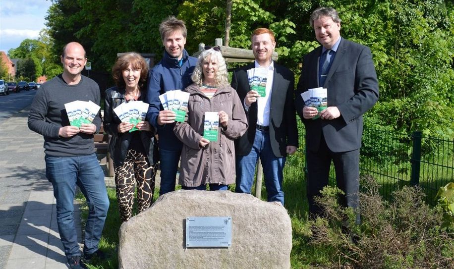 Präsentieren gemeinsam die Neuauflage der Bremervörder StadtEntdeckung: Benjamin Bünning, Geschäftsführer der Natur- und Erlebnispark GmbH (l.), Heidemarie Roes, 2. Vorsitzende Club Dänemark e.V. (2.v.l) sowie die Mitglieder des Bremervörder Ortsrates um Ortsbürgermeister Frank Pingel (r.). Foto: eb