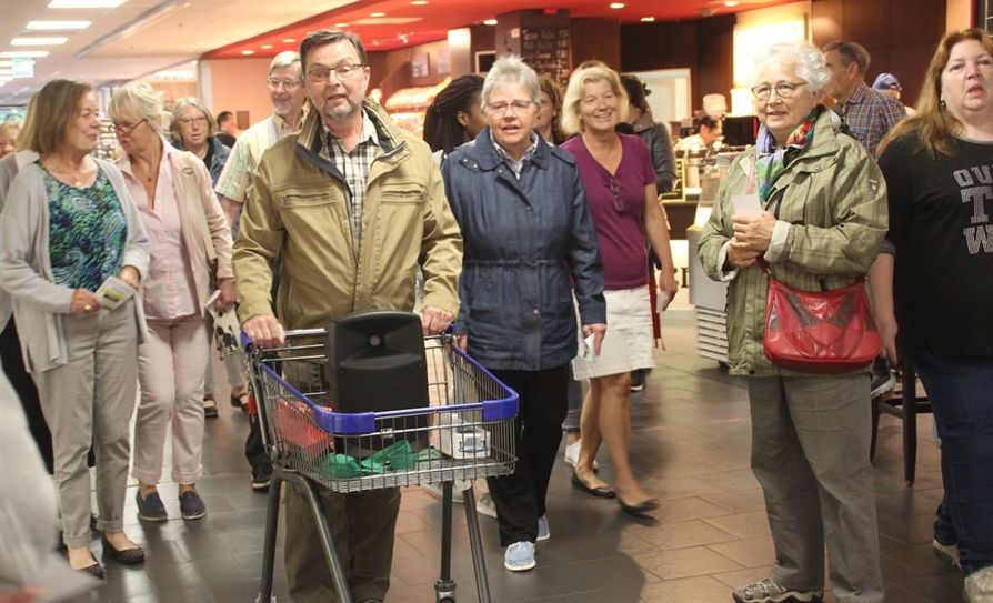 Mitglieder des Gemischten Chores Bremervörde mit ihren Projektchorsängern und Mitglieder der Elmer Chöre warben singend für ihr kommendes „Midsommar-sängar“ Konzert.  Foto: im