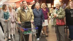Mitglieder des Gemischten Chores Bremervörde mit ihren Projektchorsängern und Mitglieder der Elmer Chöre warben singend für ihr kommendes „Midsommar-sängar“ Konzert.  Foto: im