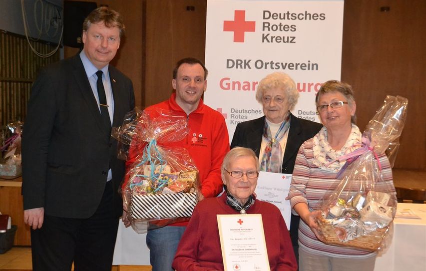 DRK-Kreisverbandspräsident Frank Pingel gratulierte Margret Steeneck (Dritte von links) zu deren  Ehrung für 50 Jahre Mitgliedschaft, ebenso Margarete Bredehöft (sitzend, 40 Jahre) sowie Volker Werner und Elisabeth Kübitz für 15- beziehungsweise 25-jährige Helfertätigkeit. Foto: eb