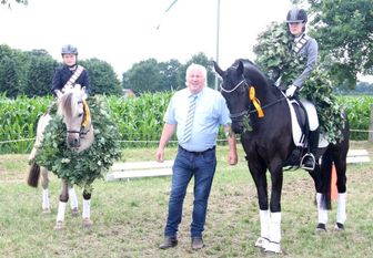 Im vergangenen Jahr erlangten Maritt Grochau und Anne Burfeind den Titel der Reiterköniginnen. Foto: Archiv/ im