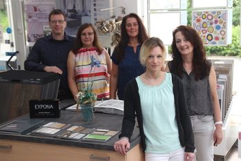 Designböden die auf Wunsch und Maß auch fachgerecht verlegt werden können, liegen voll im Trend. Auch hier findet der Kunde aus einer diversen Muster Kollektion garantiert das Richtige.  Fotos: im