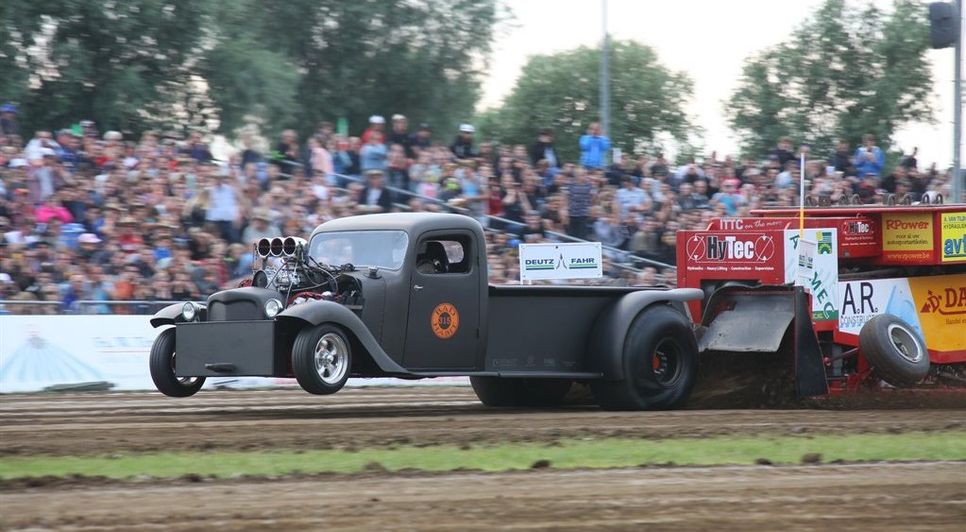 Nomen est Omen, der Name ist Programm: Der Bad Habbit mit nahezu 4000 PS zeigt den Zuschauern, wo der Hammer der Motorenkraft hängt.  Foto: eb