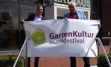 Jörg Heine und Harald Stehnken (v.li) präsentieren das neu gestaltete Logo zum GartenKultur-Musikfestival.  Foto: hc