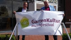 Jörg Heine und Harald Stehnken (v.li) präsentieren das neu gestaltete Logo zum GartenKultur-Musikfestival.  Foto: hc