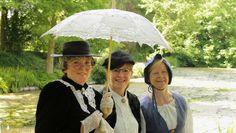 Regina Behnken, Anita Brunkhorst und Anita Ross (v.l.n.r.) vermitteln Geschichte mit viel Charme.
         Foto:Bachmann-Museum