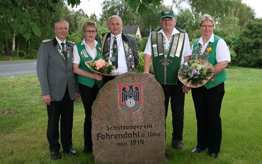 Präsident Werner Murk (v.l.), Alterskönigin Heike Oerding, Alterskönig Helmut Hartmann sowie König Waldemar Lampe mit seiner Frau Petra, nach der Proklamation. Foto: eb