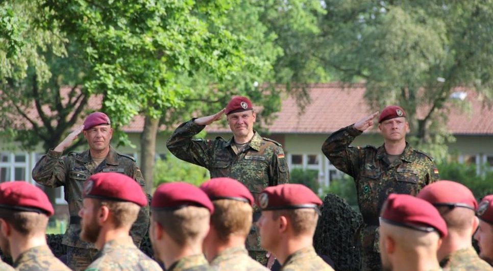 Eine besondere Ehrenbezeugung für den scheidenden Kommandeur: Nach dem Übergabeappell defilierte das gesamte Regiment an Oberst Christian von Blumröder (Mitte), hier zusammen mit Brigadegeneral Dirk Faust (l.) und dem neuen Kommandeur des Fallschirmjägerregimentes 31 Oberst i. G. Thomas Geßner (r.) vorbei.  Fotos: ue