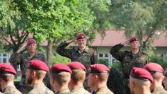 Eine besondere Ehrenbezeugung für den scheidenden Kommandeur: Nach dem Übergabeappell defilierte das gesamte Regiment an Oberst Christian von Blumröder (Mitte), hier zusammen mit Brigadegeneral Dirk Faust (l.) und dem neuen Kommandeur des Fallschirmjägerregimentes 31 Oberst i. G. Thomas Geßner (r.) vorbei.  Fotos: ue
